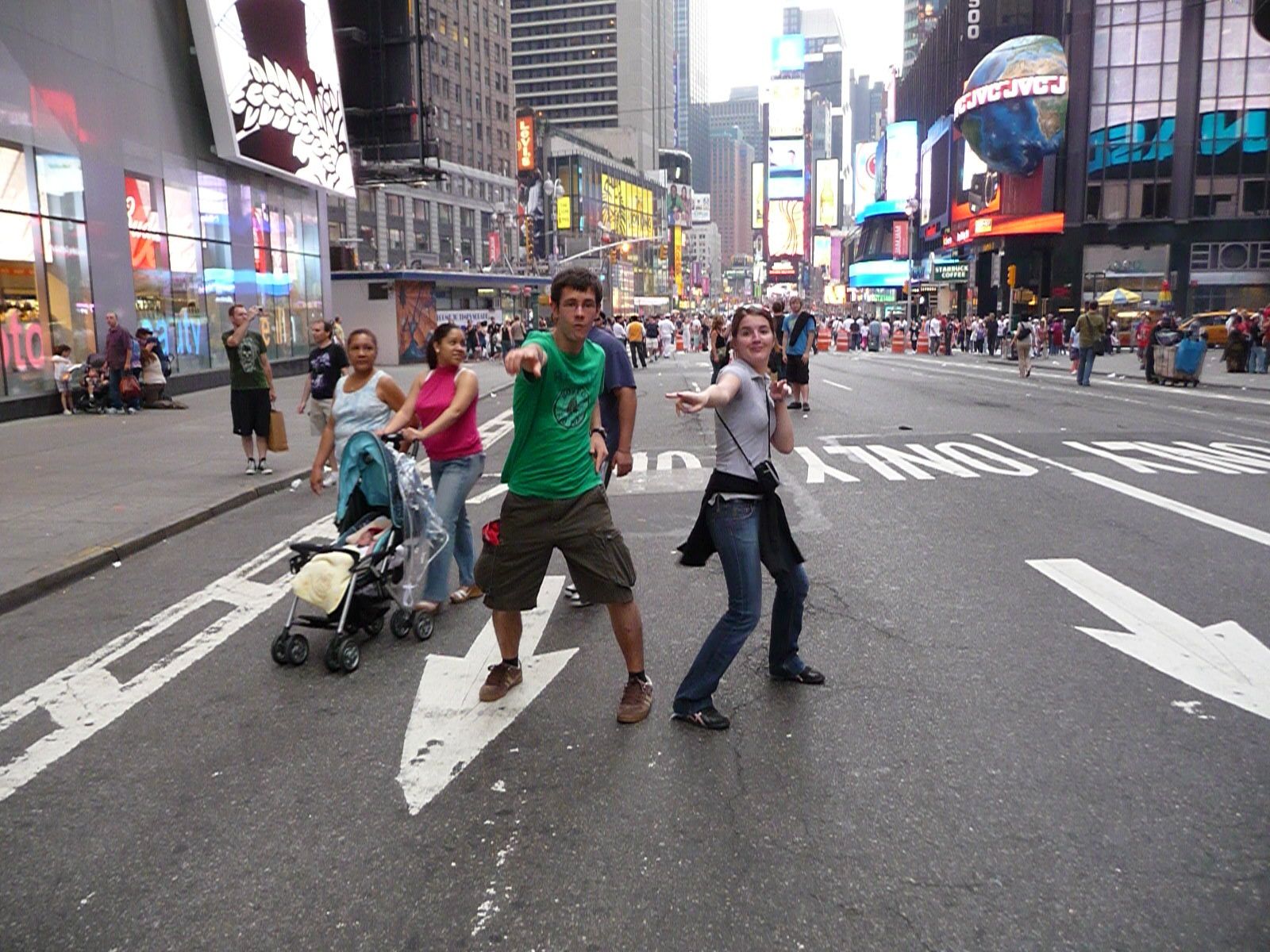 Jojo et Moi à Times Square - Pump It Up Jojo et Moi à Times Square - Pump It Up