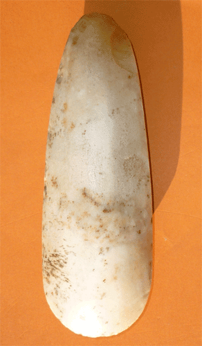 hache polie néolithique (alentours d'Ainay-le-Vieil - 18) - Le livre de  Meslon