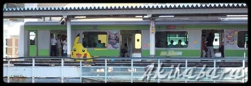 Train Pikachu à la gare d'Akihabara. Train Pikachu