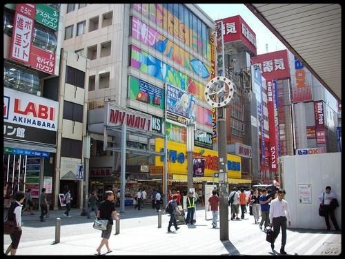 Akihabara à la sortie de la gare. Akihabara, la ville électrique
