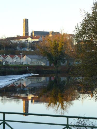 La cathédrale, de l'autre côté de la Vienne, est un fier navire