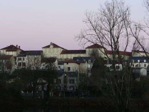 L'école du Pont-Neuf domine mon quartier