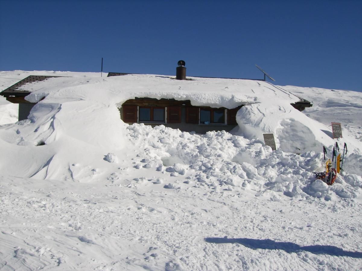 La capanna svizzera del passo del San Lucio sommersa dalla neve
