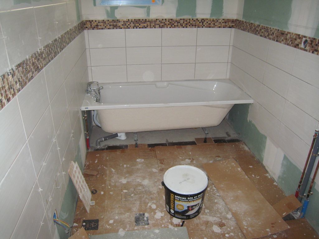 Salle de bain en cours ... plinthes du carrelage en cours ...