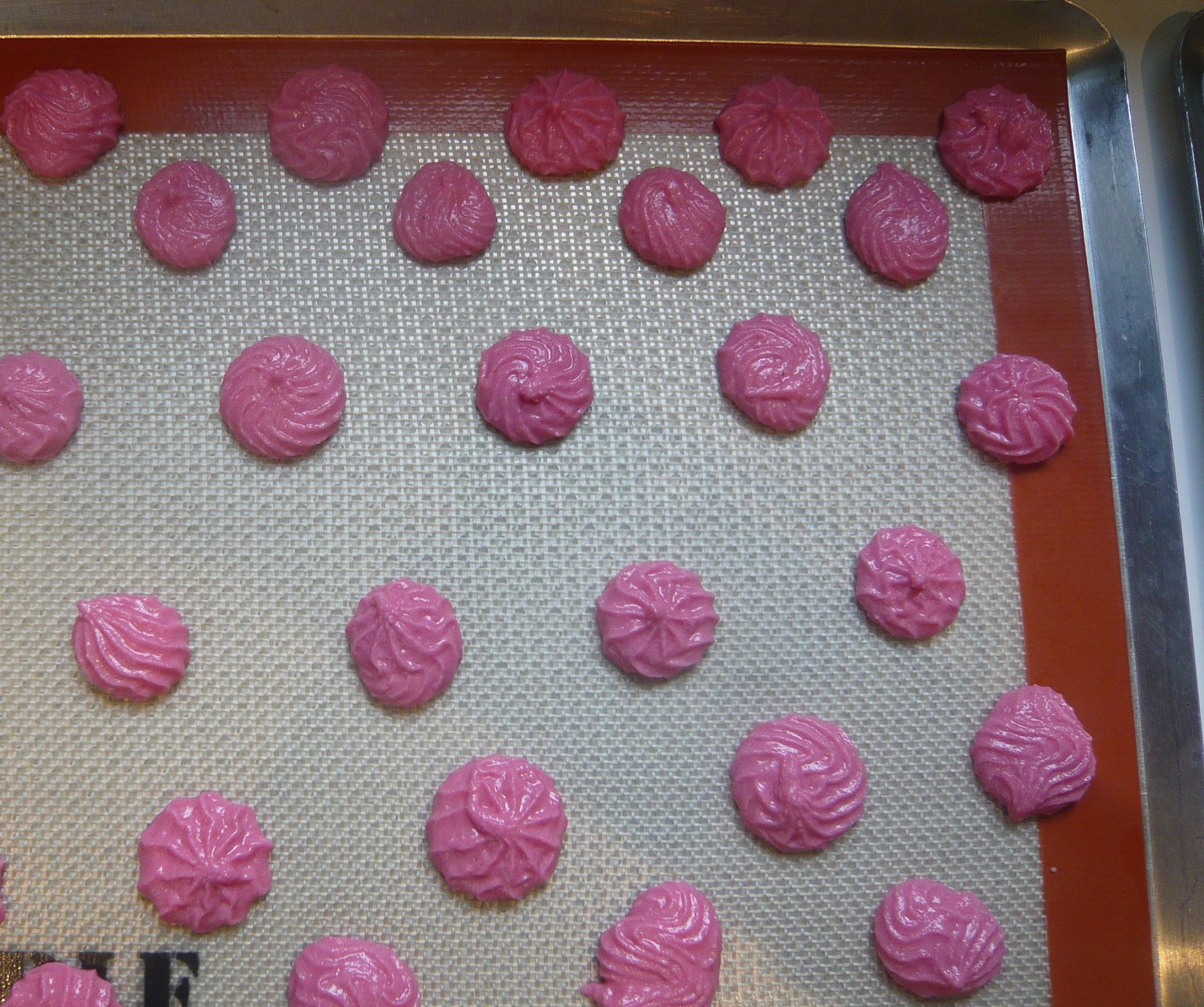 Midori dans sa cuisine ! Midori macarons fraise Tagada