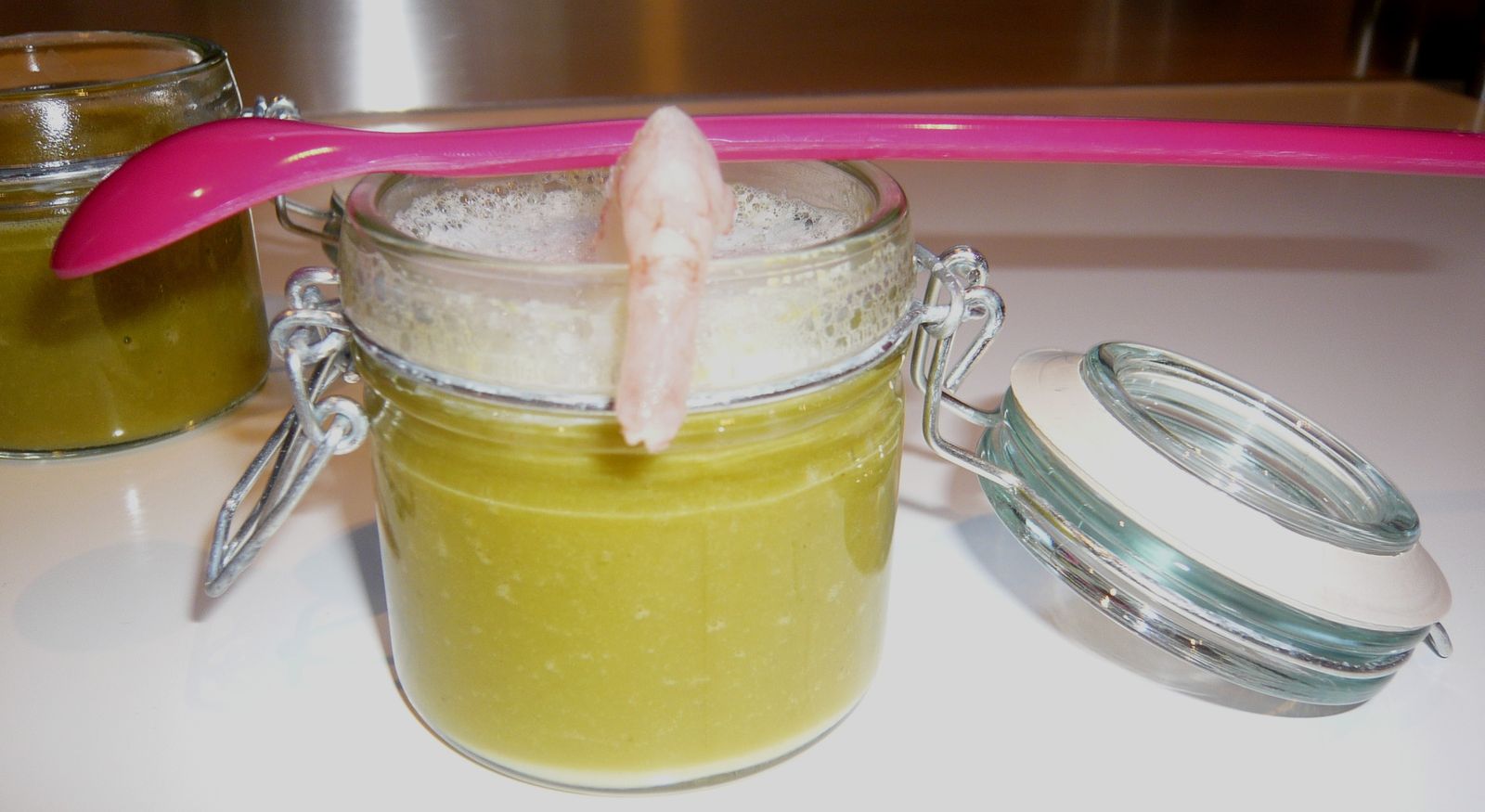 Cappuccino d'Asperges, Emulsion de Crevettes Midori dans sa cuisine !