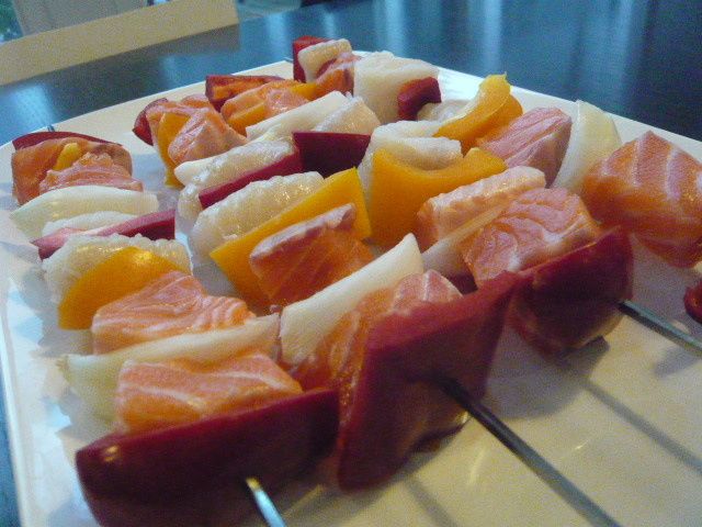Brochettes de Saumon et de Loup, Sauce Pimentée ! Midori dans sa cuisine !