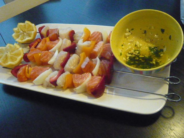 Brochettes de Saumon et de Loup, Sauce Pimentée ! Midori dans sa cuisine !