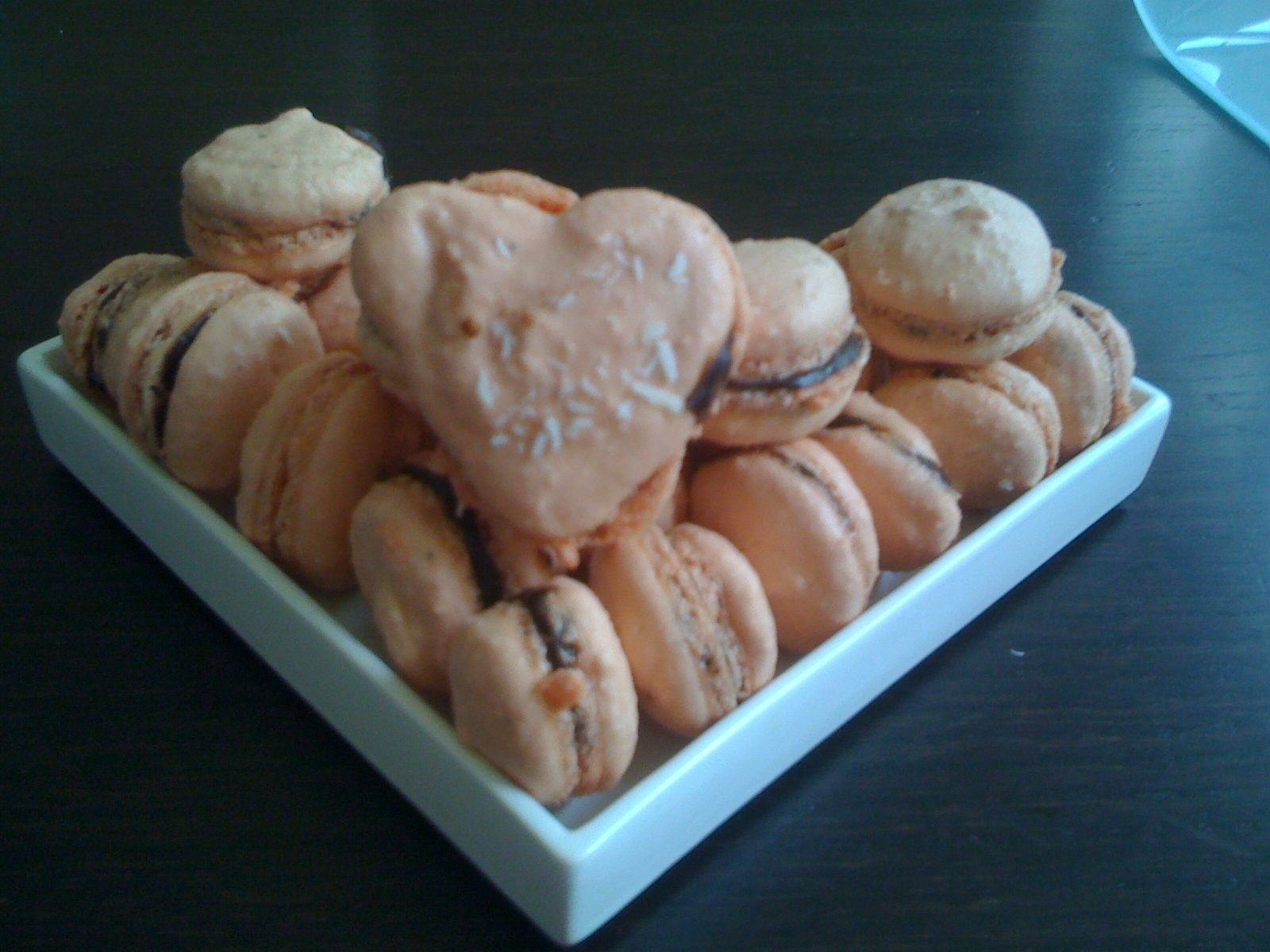 Macarons Noix de Coco, Chocolat Midori dans sa cuisine !