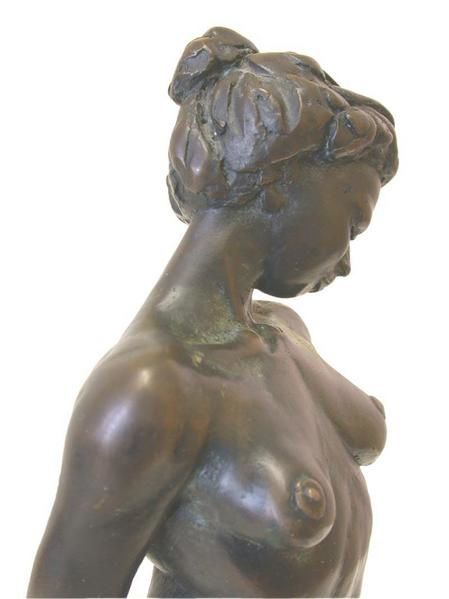 Détail de cette sculpture en bronze, le buste du nu féminin