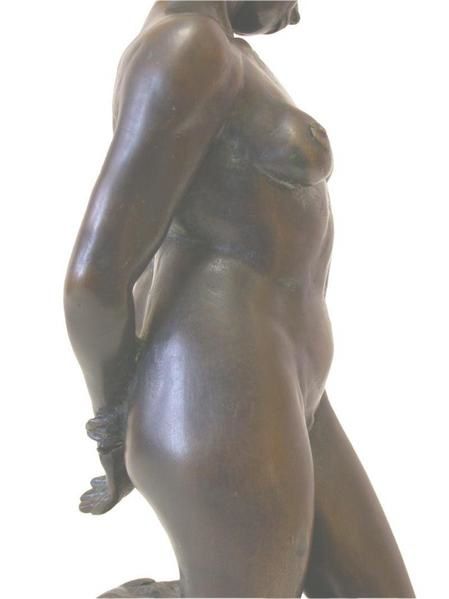 Le bronze '' Vénus Brute '' nu féminin sculpté, patiné à l'ancienne