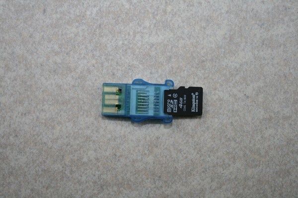 Carte Mémoire Micro-SD inséré dans clé USB Carte Mémoire Micro-SD inséré dans clé USB