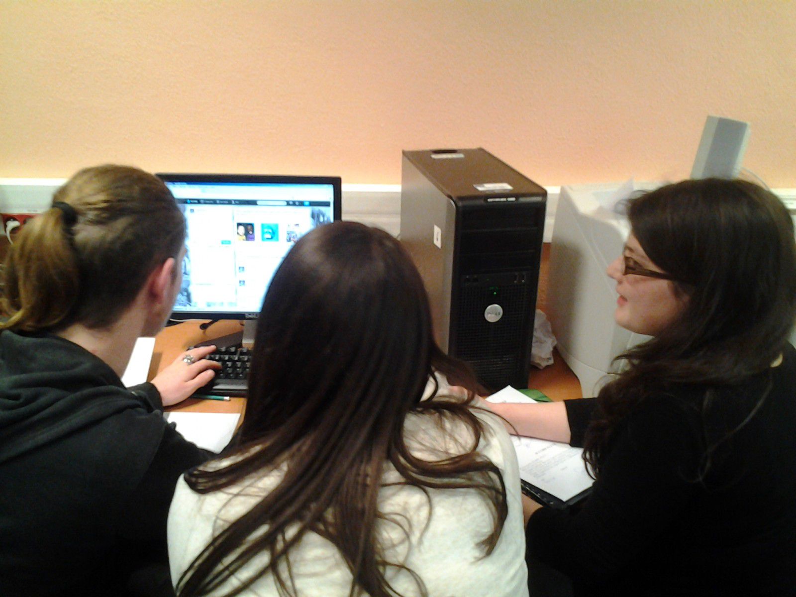 Quelques images prises en salle multimedia du Lycée de l'Iroise à Brest  : les Premières L au travail sur le blog i-voix.