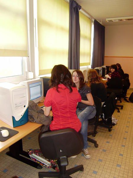 Quelques images prises en salle multimedia du Lycée de l'Iroise à Brest  : les Premières L au travail sur le blog i-voix.