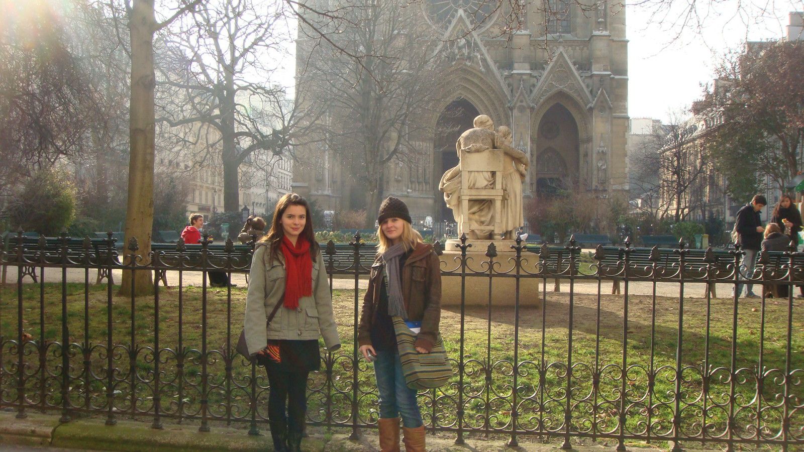 A Paris, au Ministère de l'Éducation nationale, Fiona (TL) et Juliette (1L) reçoivent au nom de tous les lycéens d'i-voix le PREMIER PRIX ETWINNING 2009 CATÉGORIE LYCEES.