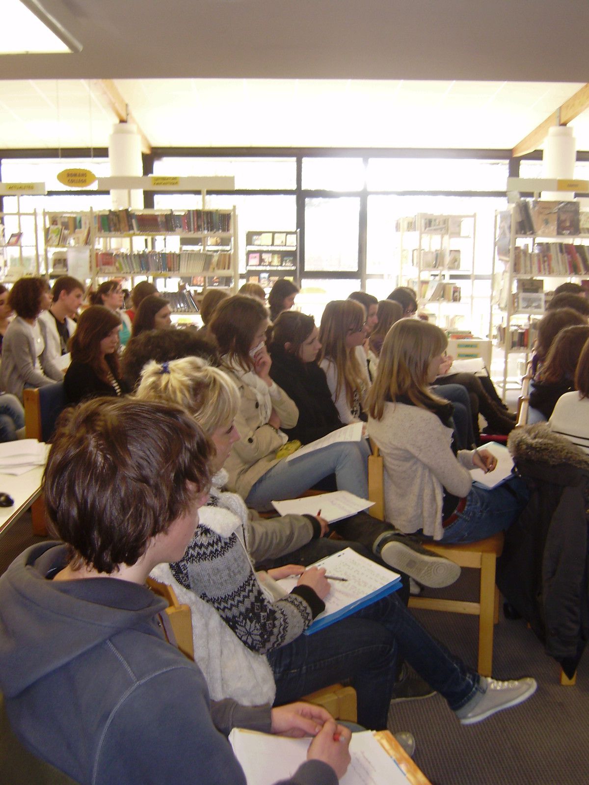 Le 20-01-11, au CDI du Lycée de l'Iroise, les lycéens d'i-voix ont rencontré l'écrivain JERÔME LEROY, auteur du recueil Un dernier verre en Atlantide.