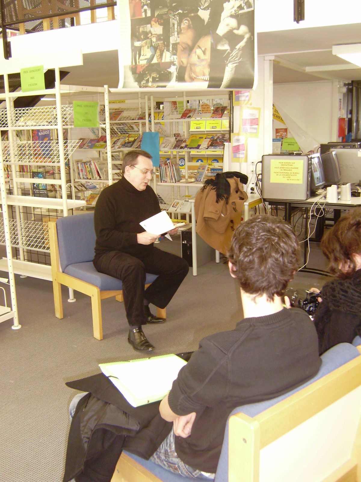 Le 20-01-11, au CDI du Lycée de l'Iroise, les lycéens d'i-voix ont rencontré l'écrivain JERÔME LEROY, auteur du recueil Un dernier verre en Atlantide.