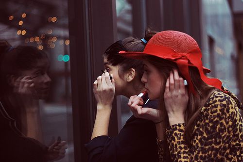 jolies filles qui se maquillent devant une vitrine tumblr_kwsehvPDRy1qa499ao1_500.jpg