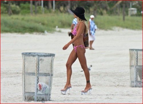 shauna-sand-wears-some-interesting-footwear-while-on-the-beach-with-one-of-her-three-daughters3.jpg