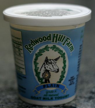 On peut aussi faire du yaourt avec du lait de chèvre .... Source Wikipédia