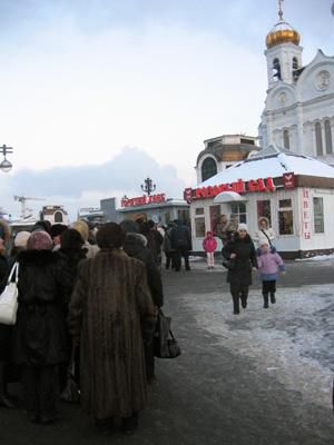 La queue près de la cathédrale du Christ-Sauveur à Moscou