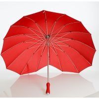 parapluie-en-forme-de-coeur-rouge.jpg