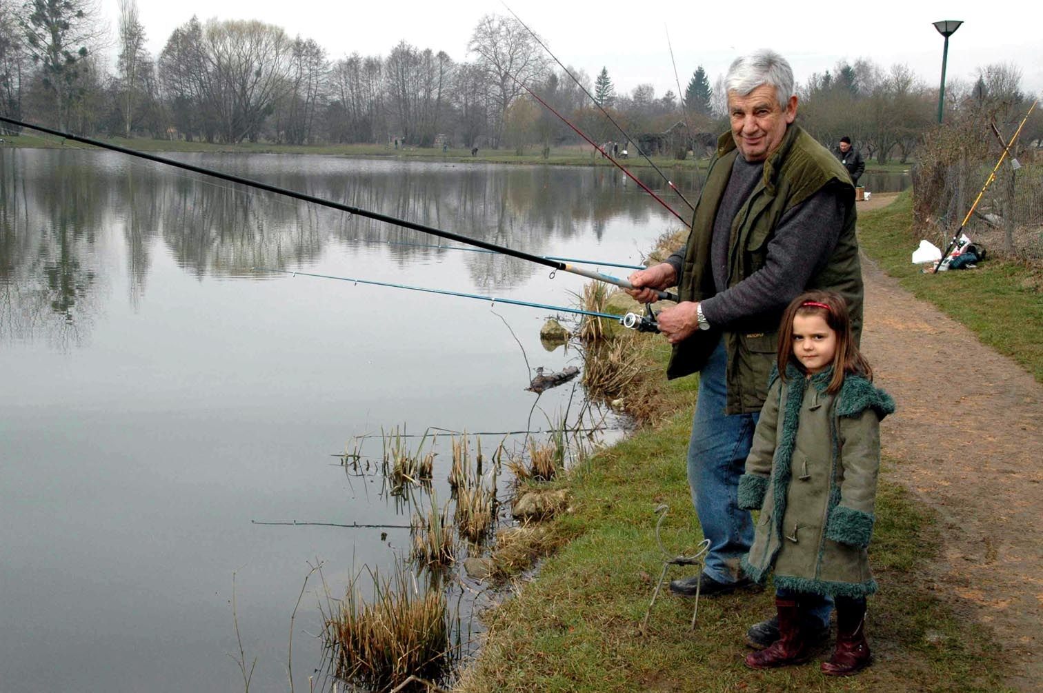 Un grand brochet la pêche dhiver