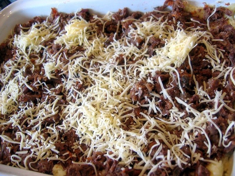 Recouvrir de viande hachée et de gruyère