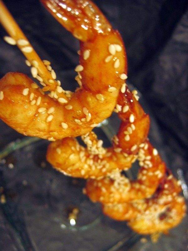 Crevettes au caramel d'oranges et graînes de sésame grillées