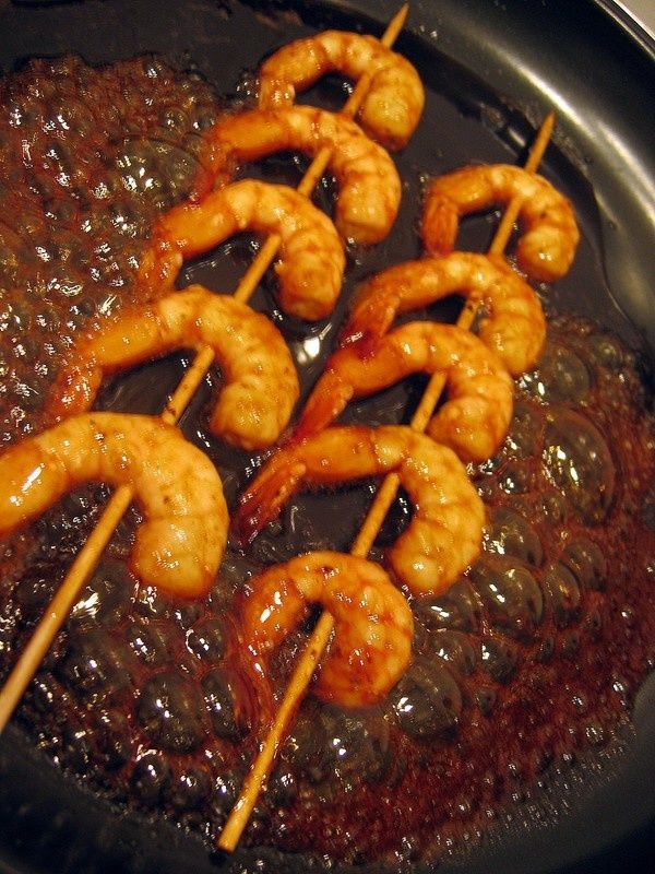 Crevettes au caramel d'oranges et graînes de sésame grillées