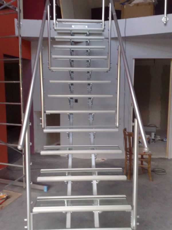 escalier escapi obapi bi-poutre marche en verre - pisé, bois et brique, 3  matériaux pour une maison
