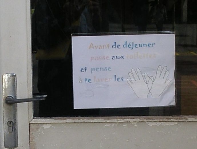 Petit message de rappel à l'entrée de la cantine Avant de manger il faut se laver les mains