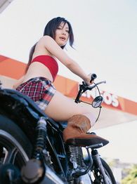2013-japanese-gravure-idol-saki-seto-with-a-motorcycle-002-