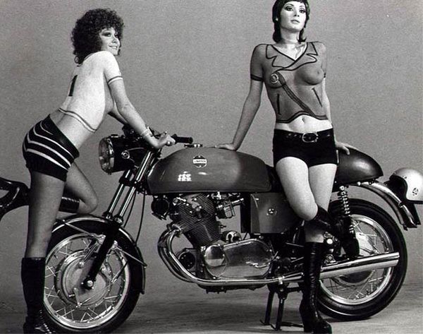 Girls on Bikes - vintage style girls_on_bikes_0496.jpg