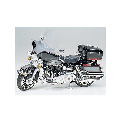 Harley FLH Noire Marque : Tamiya Référence : Tamiya-16007 Référence fabricant : Tamiya-16007 Echelle : 1/6 ème