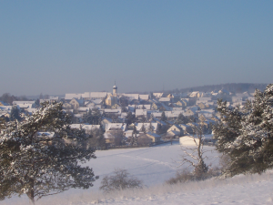 Grosskuchen Blick auf Dorf verschneit im Winter