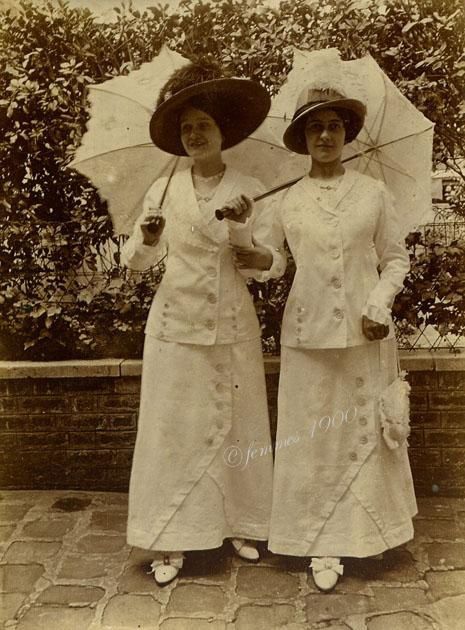 OMBRELLES ET CHAPEAUX - Femmes en 1900