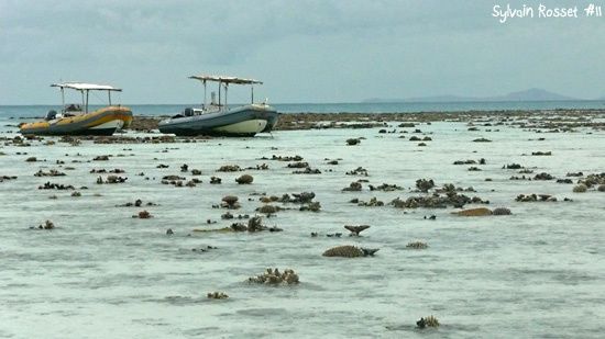 Bateaux échoués sur la barrière récifale