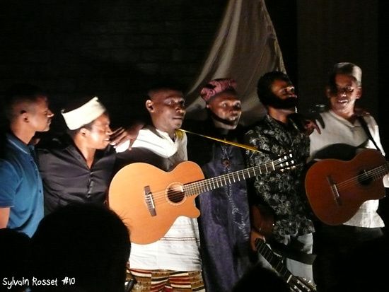 Les Quatres ILS et le conteur Salim Hatubou