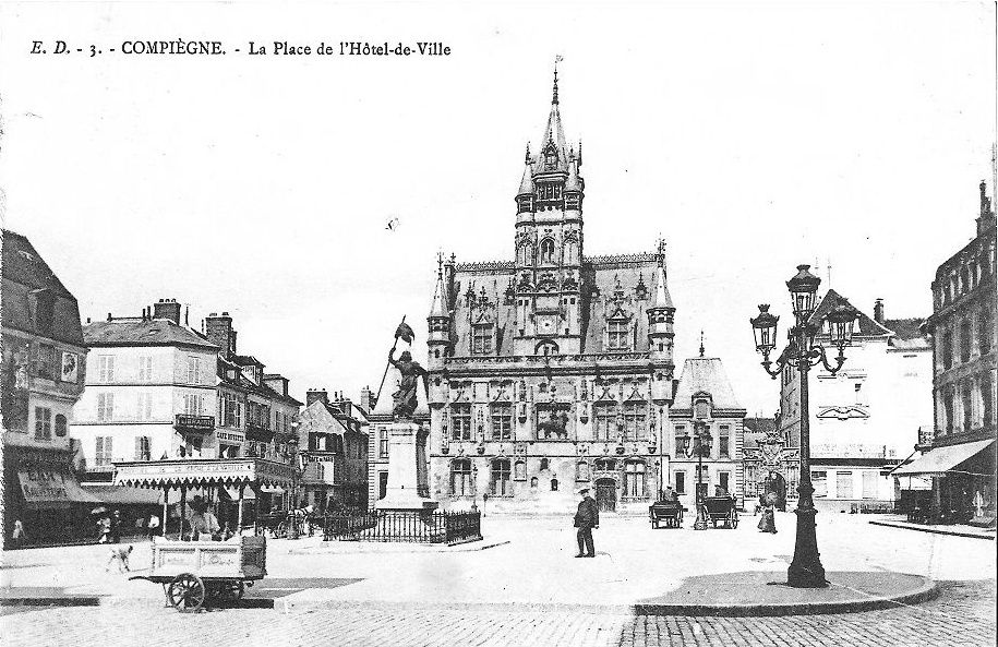 Album - la ville de Compiègne (Oise), la place de l'Hôtel de ville