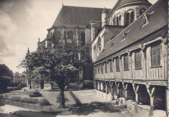 Album - la ville de Noyon (Oise), le musée Calvin, la bibliotéque du chapitre, l'évêchè