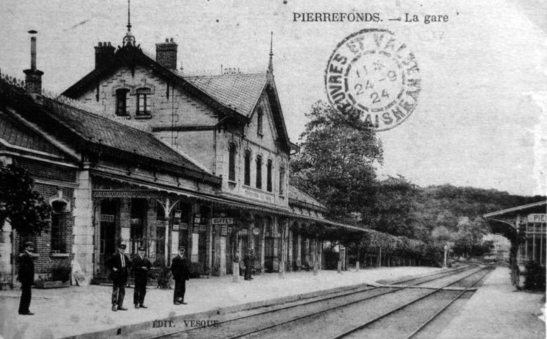 Album - le village de Pierrefonds (Oise), la gare, les places, l'église