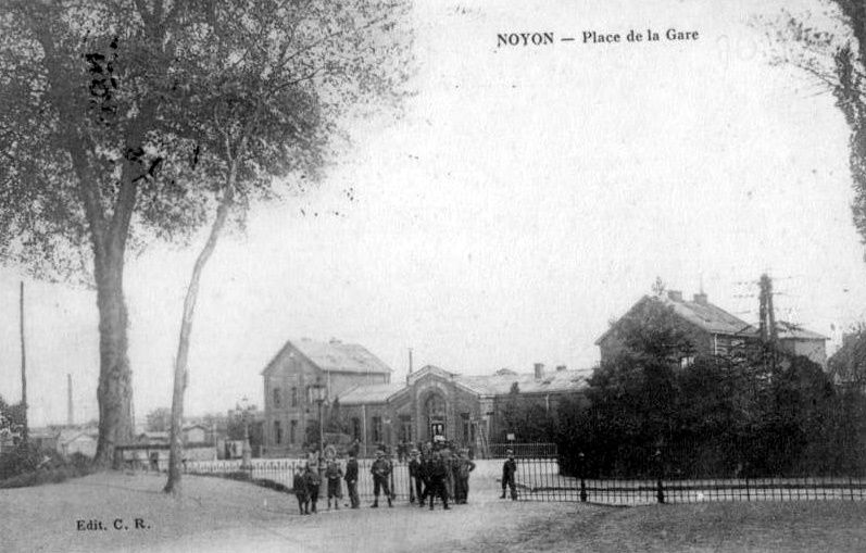 Album - la ville de Noyon, (Oise), la gare et sa place