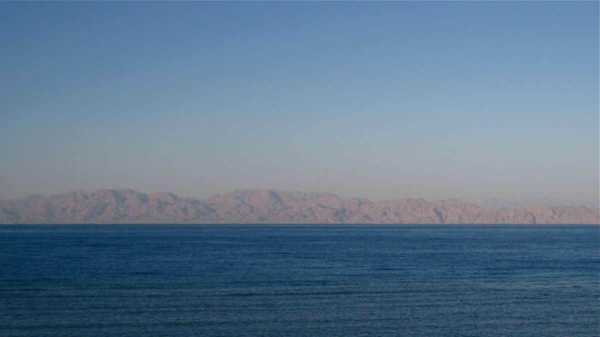 Mer Rouge et côte désertique de l'Arabie Saoudite vue de Dahab en Égypte