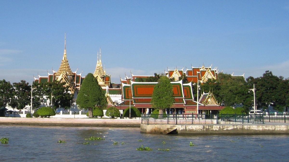 Ancien palais royal de Bangkok le long de la rivière Chao Phraya