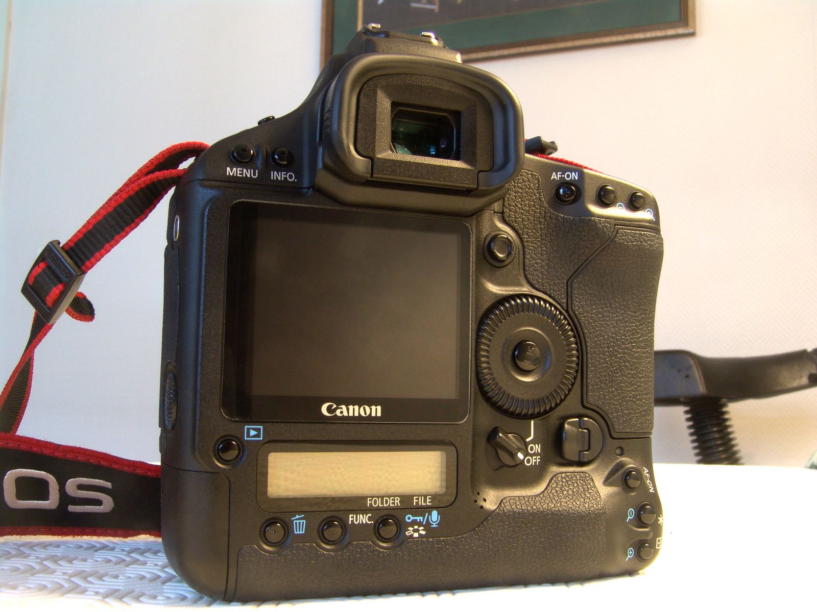 http://idata.over-blog.com/2/47/20/28/Annonce-canon-ds/Annonce-canon-ds06167.jpg