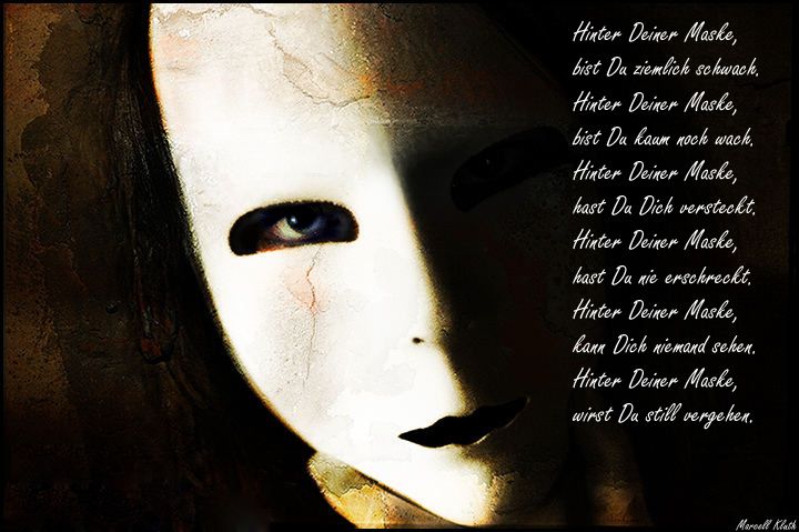 Die Maske von den Säcken unter den Augen mit der Zitrone