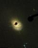 Le quasar 3C 273, le plus lumineux jamais observé. Photographie prise par le télescope spatial Hubble.