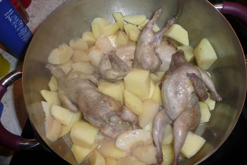 petites cailles sur lit de poires et pdt