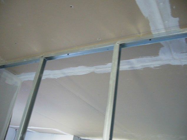 fixer rail placo plafond